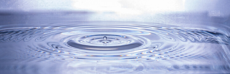 Fallender Wassertropfen