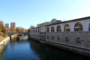 Fototapeta premium Central Market and The Dragon Bridge on river Ljubljanica, landmarks in Ljubljana, Slovenia. 