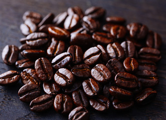 Nahaufnahme von frischen gerösteten Kaffeebohnen