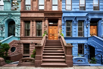 Foto auf Acrylglas ein Blick auf eine Reihe von historischen Brownstones in einem ikonischen Viertel von Manhattan, New York City © goodmanphoto
