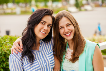 Obraz premium Closeup portrait of a happy young women smiling