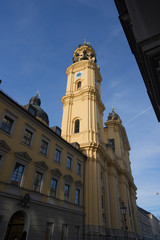 Blick aus der Münchner Fussgängerzone auf die Theatinerkirche