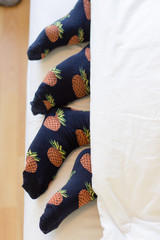 Pärchen mit Ananas-Socken