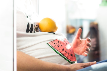schwangere Frau mit Grapefruit/Zitrone