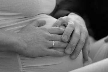 Schwangerschaftsbauch mit H&auml;nden schwarz wei&szlig;