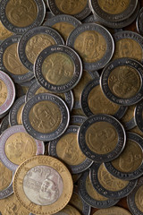 Monton de monedas conmemorativas de 5 pesos