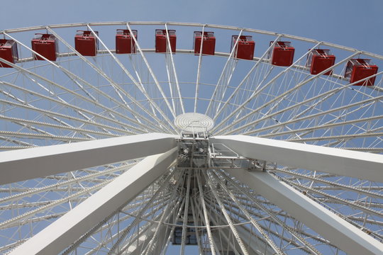 Noria blanca y roja.