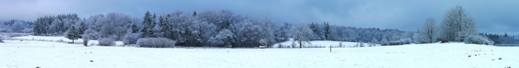 Prise de vue panoramique. Campagne enneigée en Auvergne près de Clermont-Ferrand
