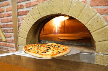 sacando la pizza del horno 4M0A7860-A19