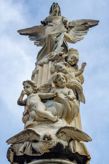 Fototapeta premium Cimetière du Château - Engel Statue auf dem alten Friedhof in Nizza auf dem colline du chateau 