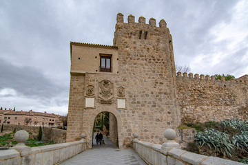 Obraz premium Saint Martin Bridge across Tagus River, Toledo, Spain