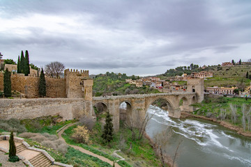 Obraz premium Saint Martin Bridge across Tagus River, Toledo, Spain