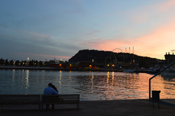 Pareja en el puerto al atardecer
