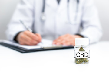 Doktor stellt ein Rezept für medizinisches CBD Cannabis aus