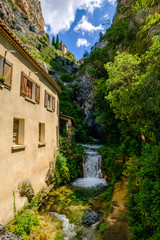 Fototapeta na wymiar Vue sur la rivière et cascade de village de Moustier-Sainte-Marie. Provence, France. 