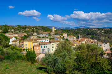 Fototapeta na wymiar Vue panoramique sur le village de Tourette. Sud de France.