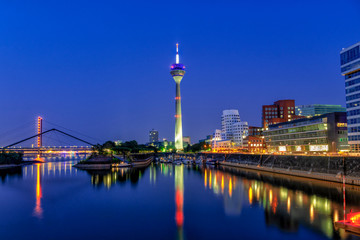 Sommerabend am Medienhafen Düsseldorf © heiwa