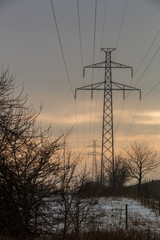 Kraftledningsstolpe en kall vintermorgon