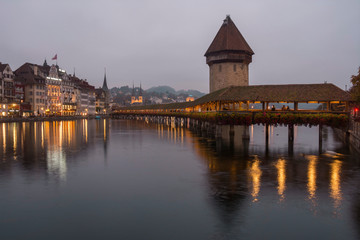 Luzern im Nebel und die Kapellbrücke