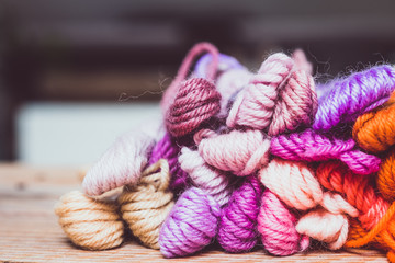 Pelotes de fils de laine aux couleurs pastel rose