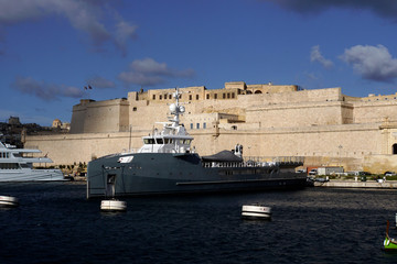 Versorgungsschiff vor Fort St. Angelo in Vittoriosa