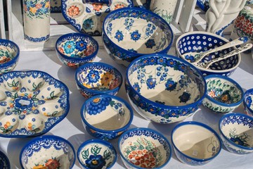 tradycyjnie zdobione naczynia ceramiczne wystawione na targu do sprzedaży - obrazy, fototapety, plakaty