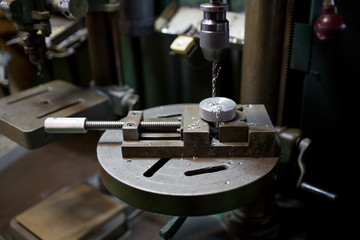 ボール盤で穴あけ作業