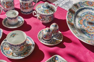 biała porcelanowa zastawa dekorowana w motywy kwiatowe z ozdobnymi jajkami wielkanocnymi © Jarek Witkowski
