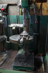 ボール盤で穴あけ作業