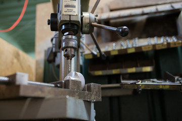 ボール盤で穴あけ作業