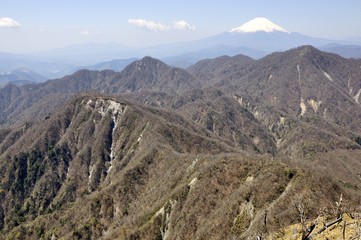 Fototapeta premium 丹沢山地の山並みと富士山
