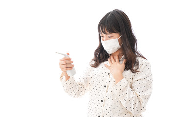 風邪をひいた若い女性 インフルエンザイメージ Wall Mural Maroke