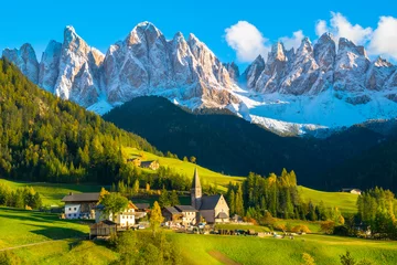 Foto auf Acrylglas Dolomiten Schöner Sonnenuntergang im Dorf Santa Maddalena - Val di Funes Tal, Dolomiten - Trentino Alto Adige, Bozen - Italien