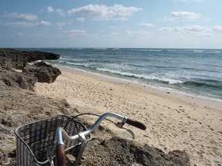 Fototapeta na wymiar ビーチをサイクリング、沖縄県久高島