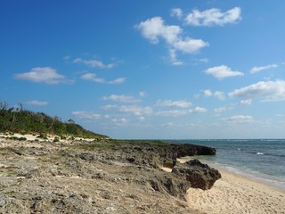 Fototapeta na wymiar 海岸の岩場、沖縄県久高島