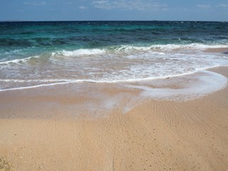 砂浜に打ち寄せる波、沖縄県久高島