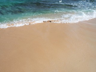 Fototapeta na wymiar 砂浜に打ち寄せる波