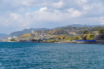 Fototapeta premium 海岸沿いを走る列車
