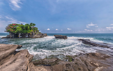Obraz premium Pura Tanah Lot hindu Temple on island in Bali, Indonesia