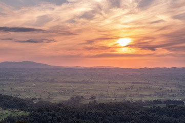 Obraz premium zachód słońca w górach