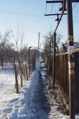 тропинка возле забора