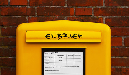 Fototapeta premium Eilbrief Einwurfschlitz Briefkasten