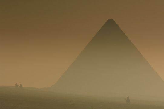 ピラミッドと駱駝