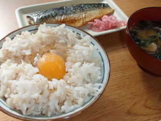 いただきます ～ 卵かけ麦ごはん、キノコの味噌汁、鯖の塩焼き