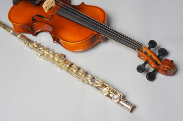 Fototapeta na wymiar Violin and flute on gray