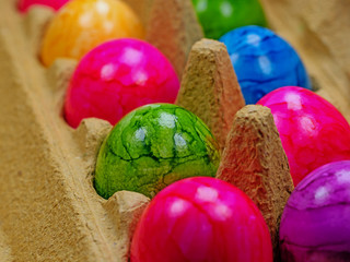 Gefärbte Hühnereier in der Verpackung