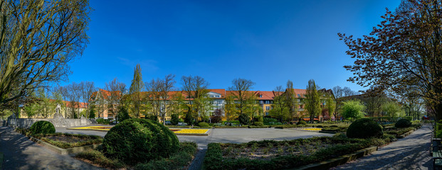 Fototapeta na wymiar Panorama des denkmalgeschützten Rüdesheimer Platzes in Berlin-Wilmersdorf im Frühling (Ansicht von Süden)