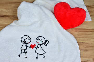 Walentynki, biały ręcznik i czerwone serce