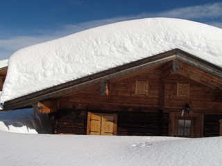 Berghütte tief verschneit