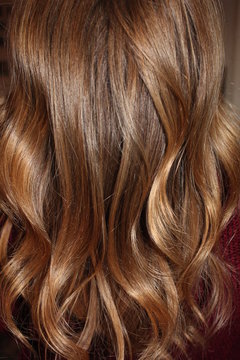 balayage am kopf einer Frau, Haare im sonnenlicht r&ouml;tlich, rote, braune Haare